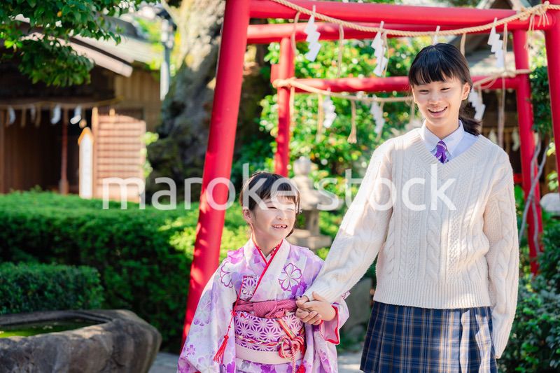 七五三の参拝をする姉妹