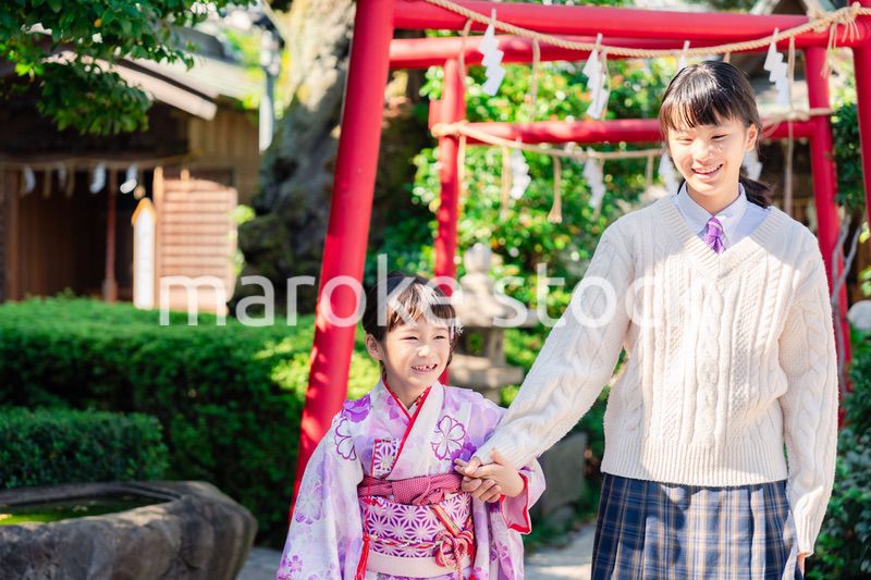 七五三の参拝をする姉妹
