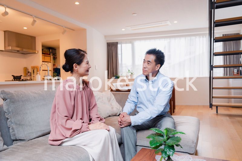 高級老人ホームで過ごすシニアの2人