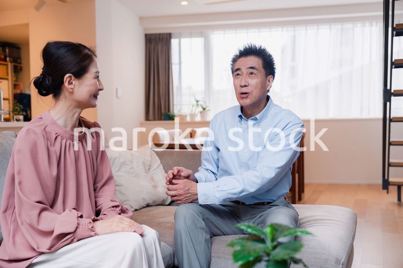 高級老人ホームで過ごすシニアの2人