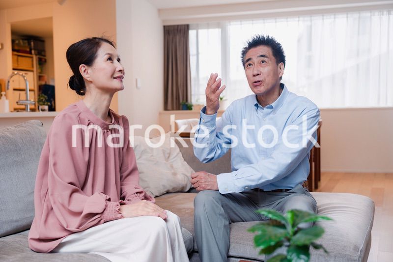 高級老人ホームで過ごすシニアの2人