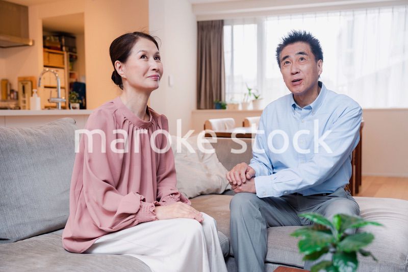 高級老人ホームで過ごすシニアの2人