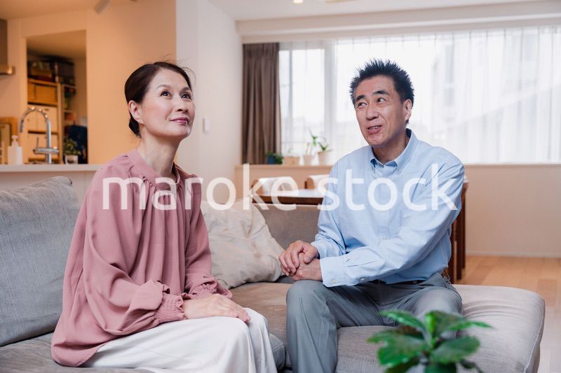 高級老人ホームで過ごすシニアの2人