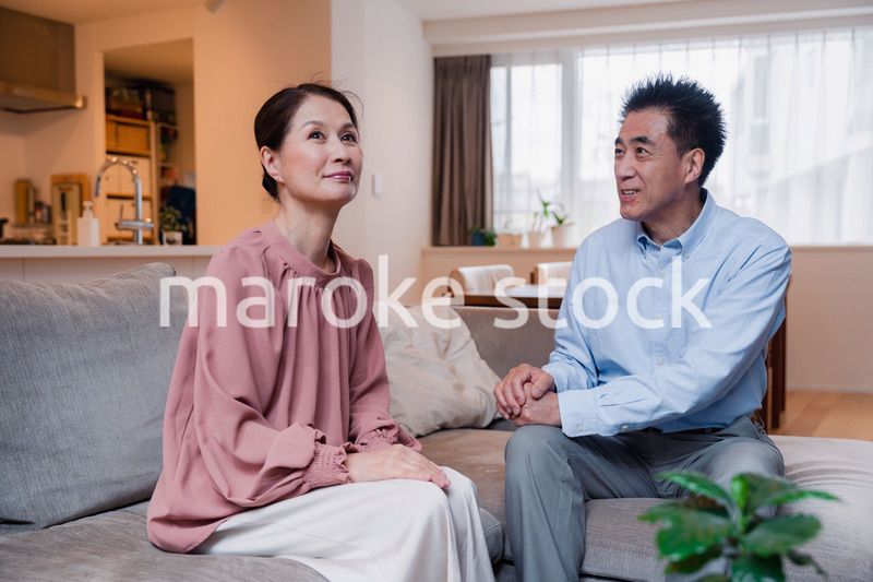 高級老人ホームで過ごすシニアの2人