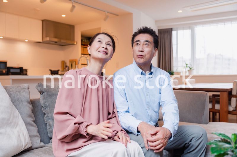 高級老人ホームで過ごすシニアの2人