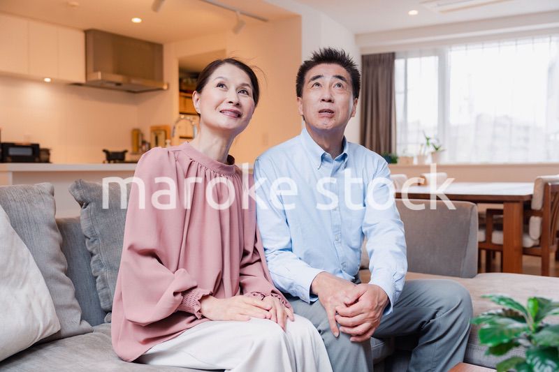 高級老人ホームで過ごすシニアの2人