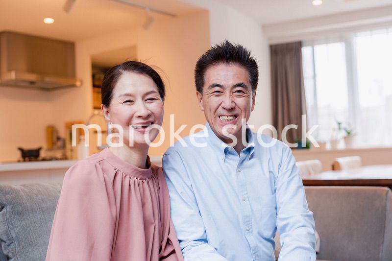 高級老人ホームで過ごすシニアの2人