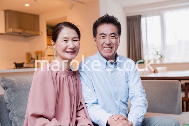 高級老人ホームで過ごすシニアの2人