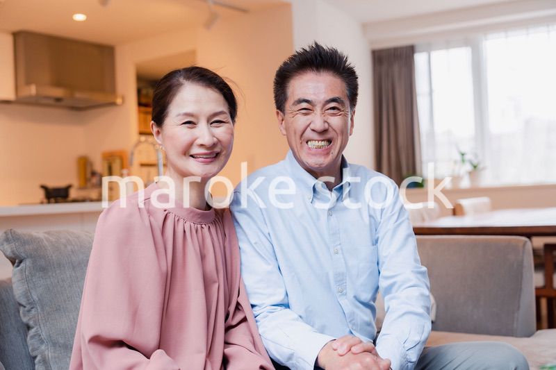 高級老人ホームで過ごすシニアの2人