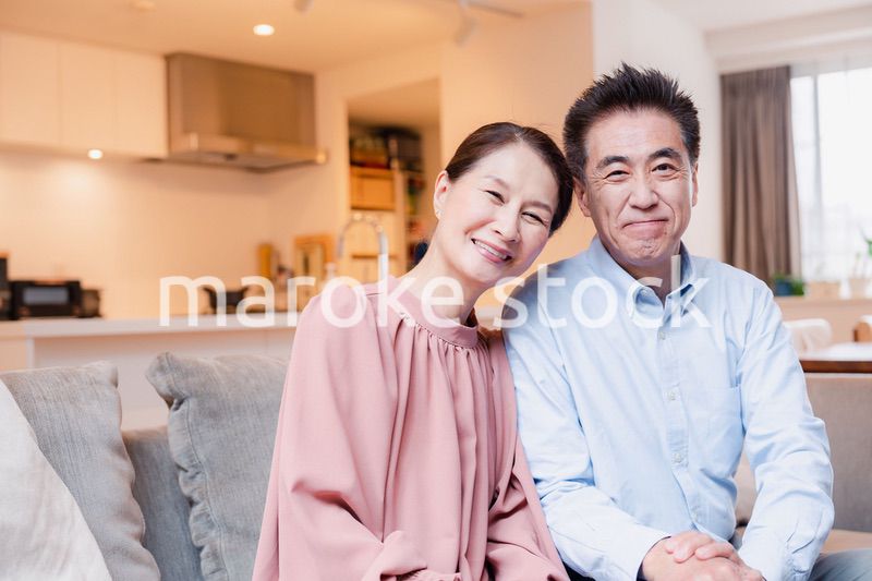 高級老人ホームで過ごすシニアの2人