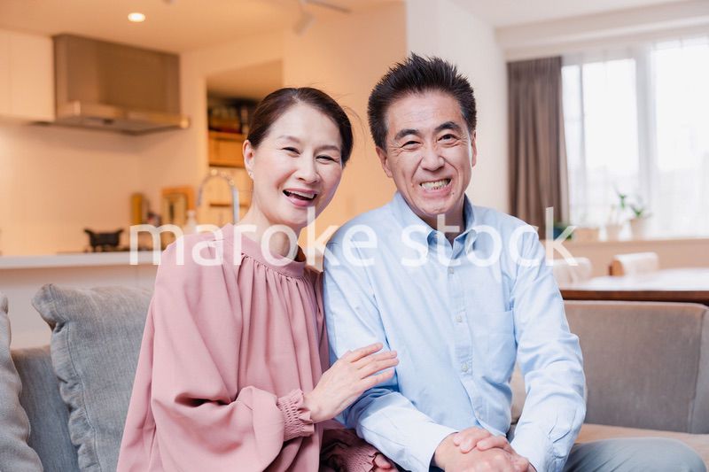 高級老人ホームで過ごすシニアの2人