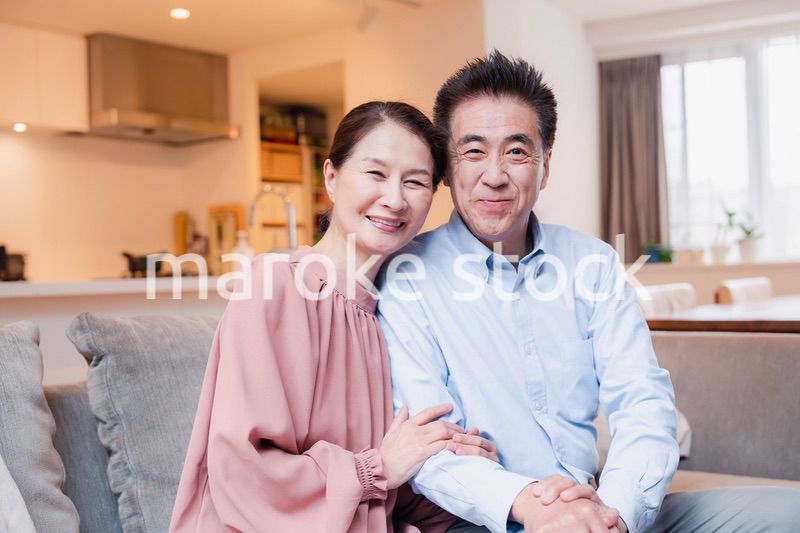 高級老人ホームで過ごすシニアの2人