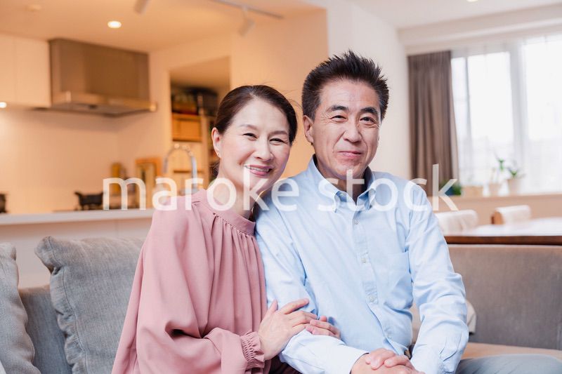 高級老人ホームで過ごすシニアの2人