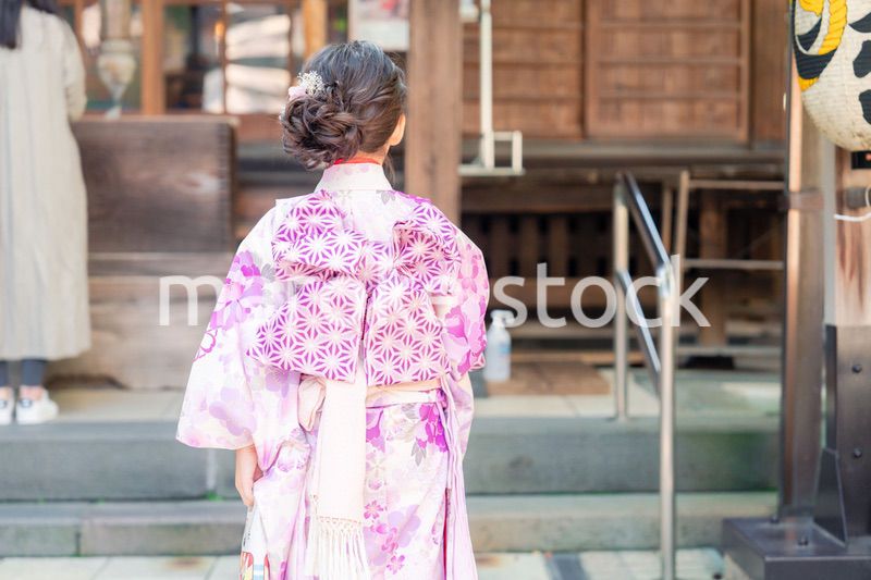 着物姿で七五三のお祝いをする5歳の女の子