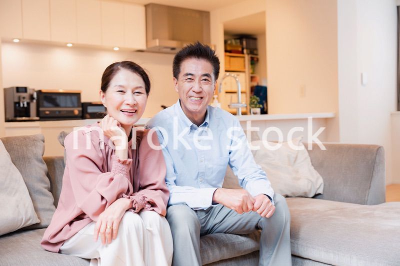 家でテレビを見るシニアの夫婦