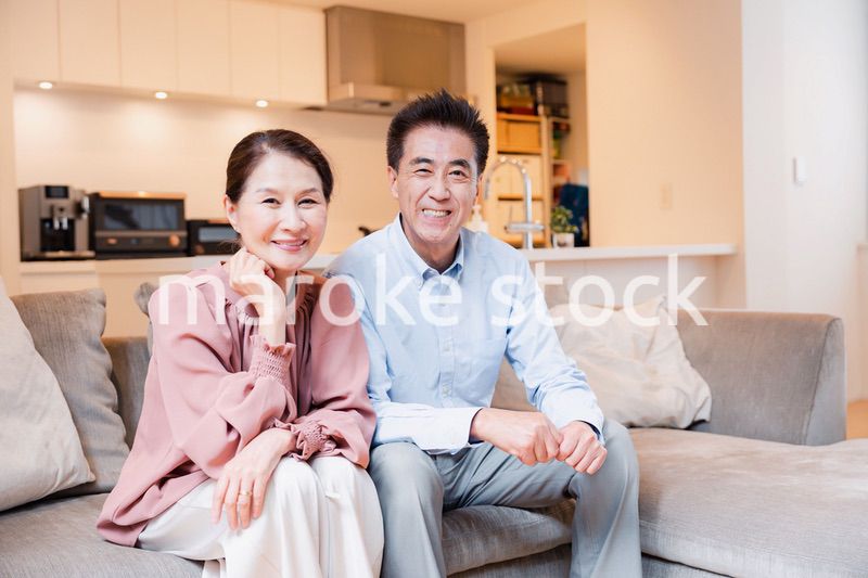 家でテレビを見るシニアの夫婦