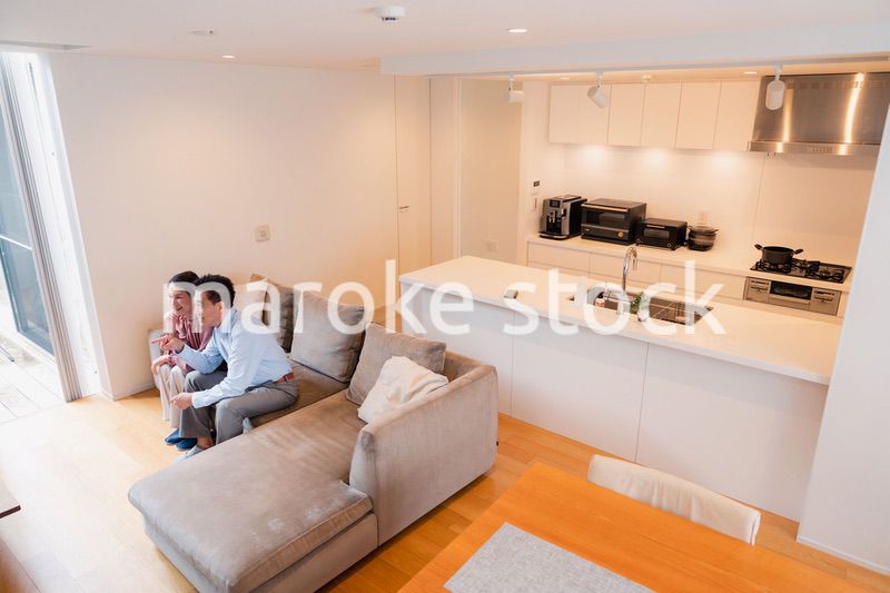 家でテレビを見るシニアの夫婦