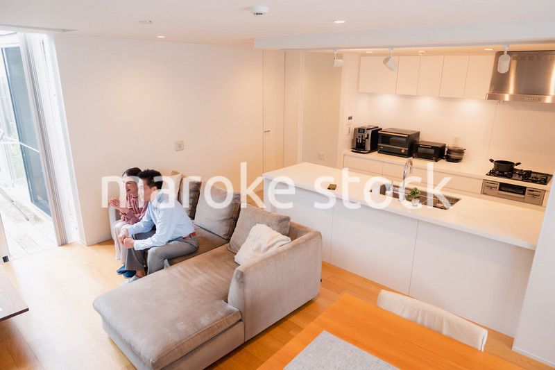 家でテレビを見るシニアの夫婦