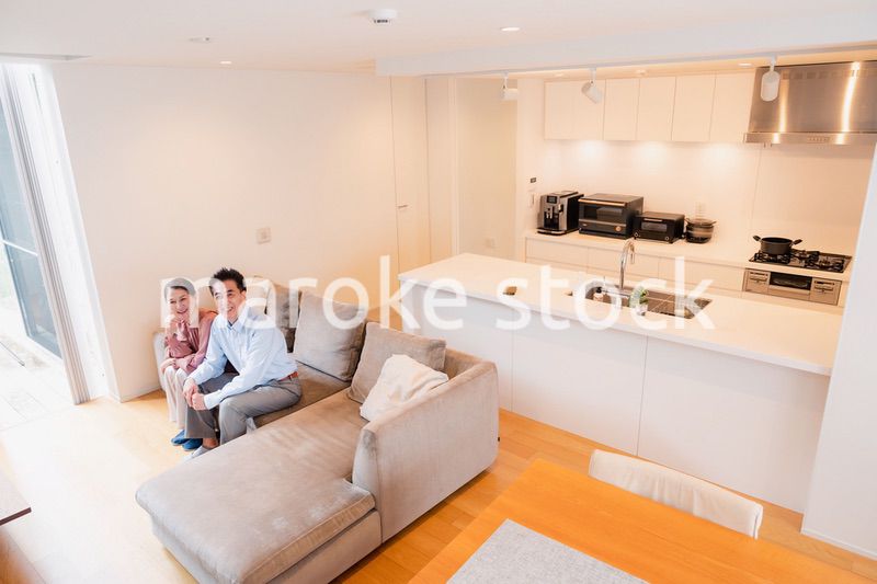 高級老人ホームで過ごすシニアの2人