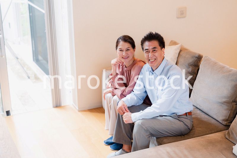 高級老人ホームで過ごすシニアの2人