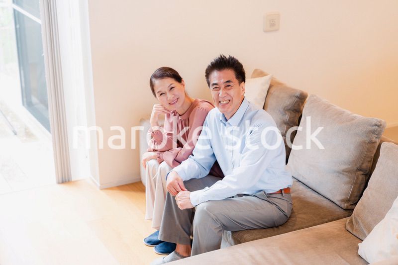 高級老人ホームで過ごすシニアの2人