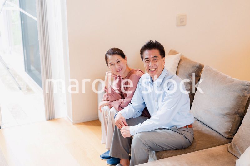 高級老人ホームで過ごすシニアの2人