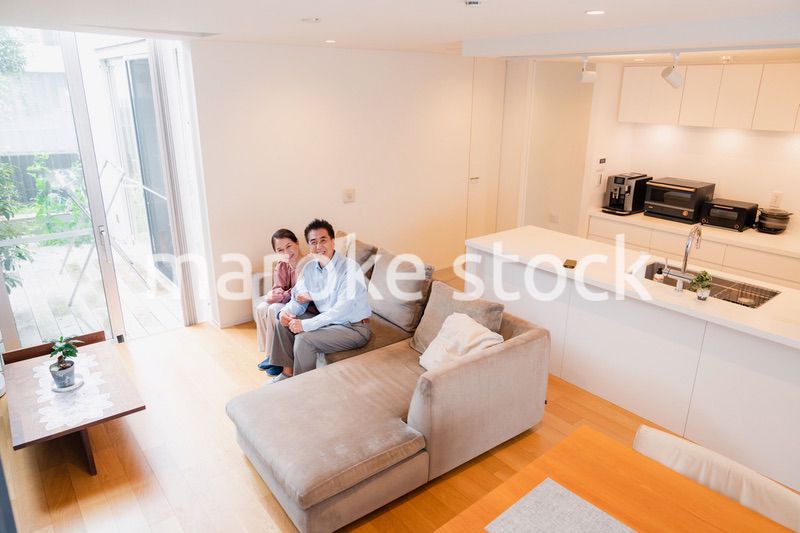 高級老人ホームで過ごすシニアの2人