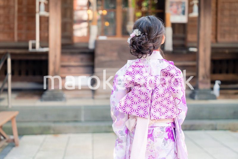 着物姿で七五三のお祝いをする5歳の女の子