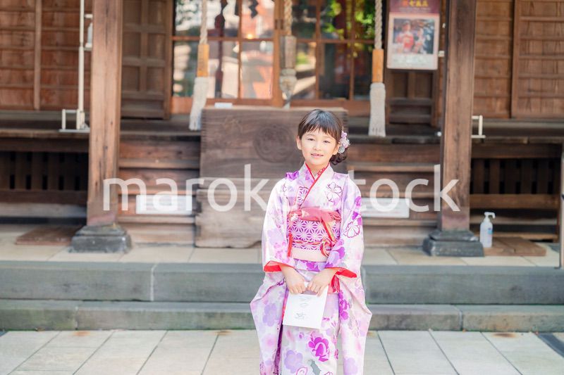 着物姿で七五三のお祝いをする5歳の女の子