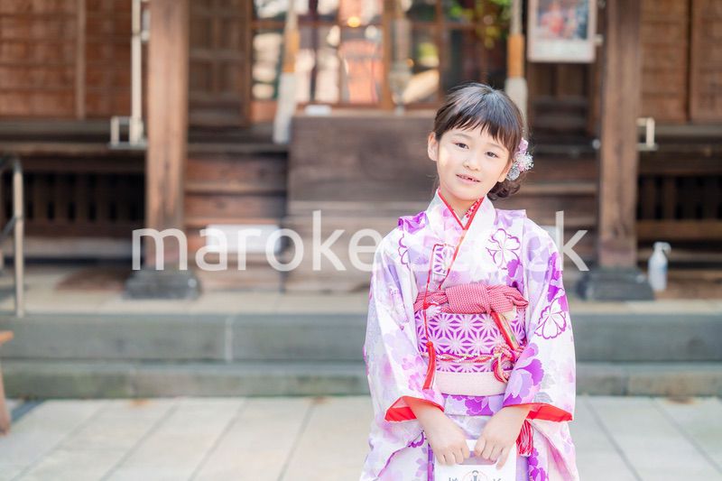 着物姿で七五三のお祝いをする5歳の女の子