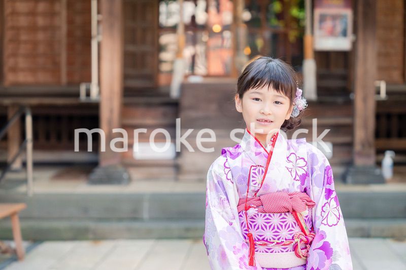 着物姿で七五三のお祝いをする5歳の女の子