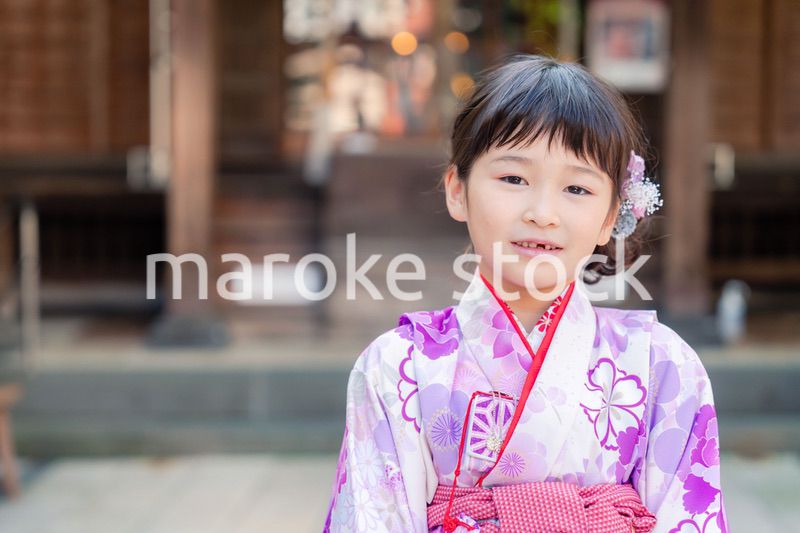 着物姿で七五三のお祝いをする5歳の女の子