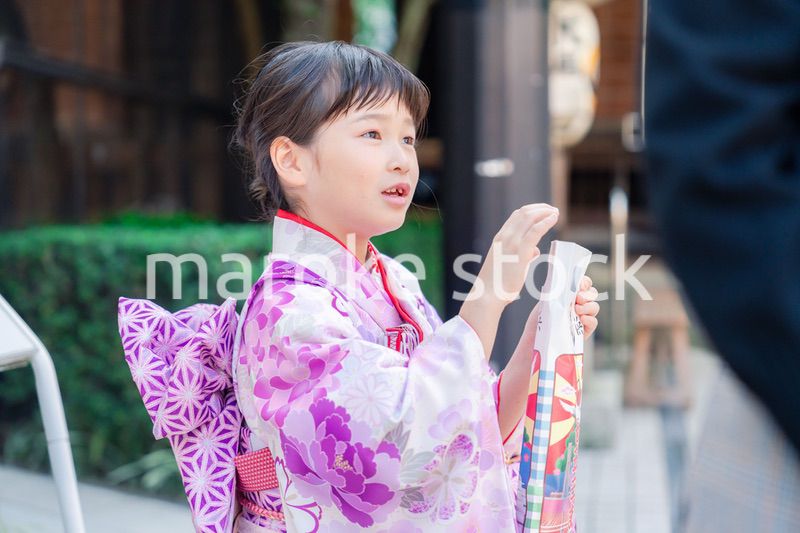 着物姿で七五三のお祝いをする5歳の女の子