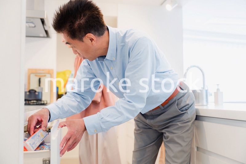 物の収納場所を忘れて探す高齢の夫婦