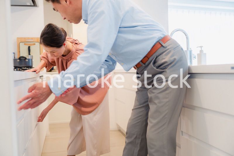 物の収納場所を忘れて探す高齢の夫婦