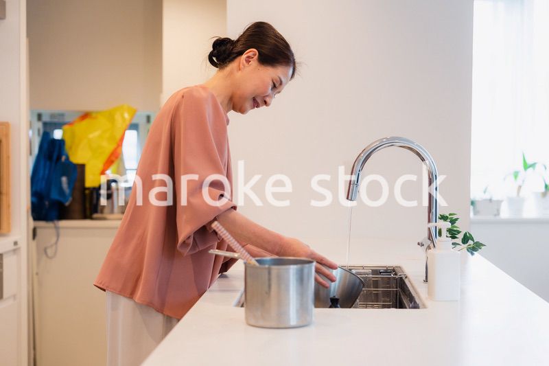 キッチンで料理をするシニアの女性