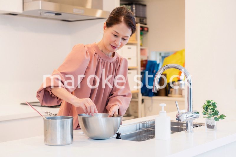 キッチンで料理をするシニアの女性