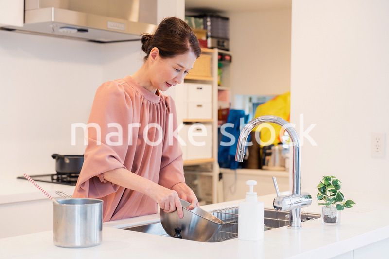 キッチンで料理をするシニアの女性