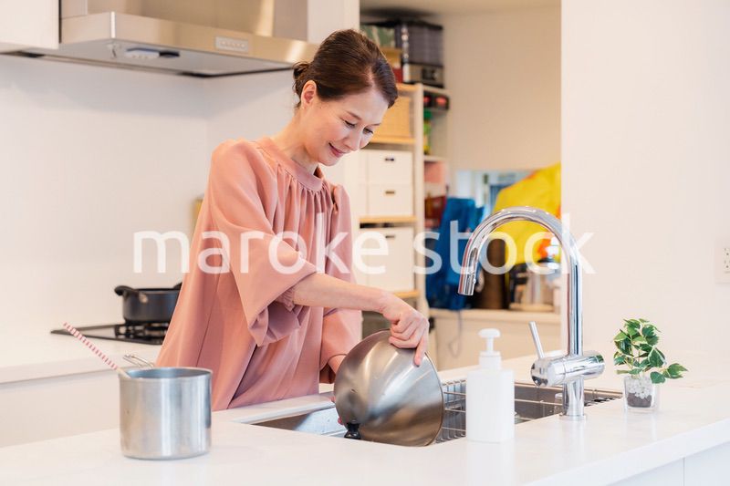 キッチンで料理をするシニアの女性