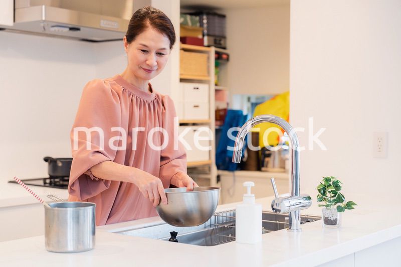 キッチンで料理をするシニアの女性