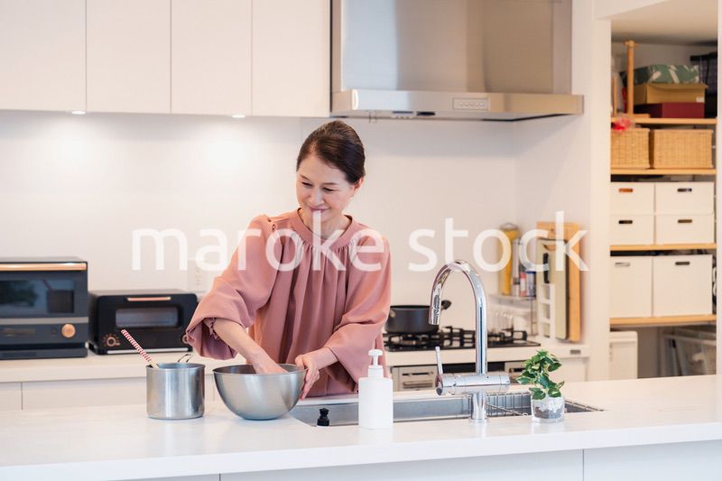 キッチンで料理をするシニアの女性