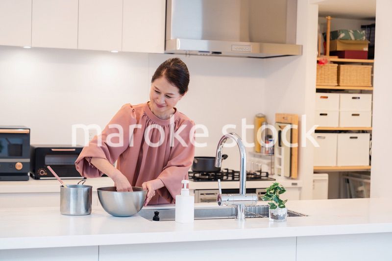 キッチンで料理をするシニアの女性