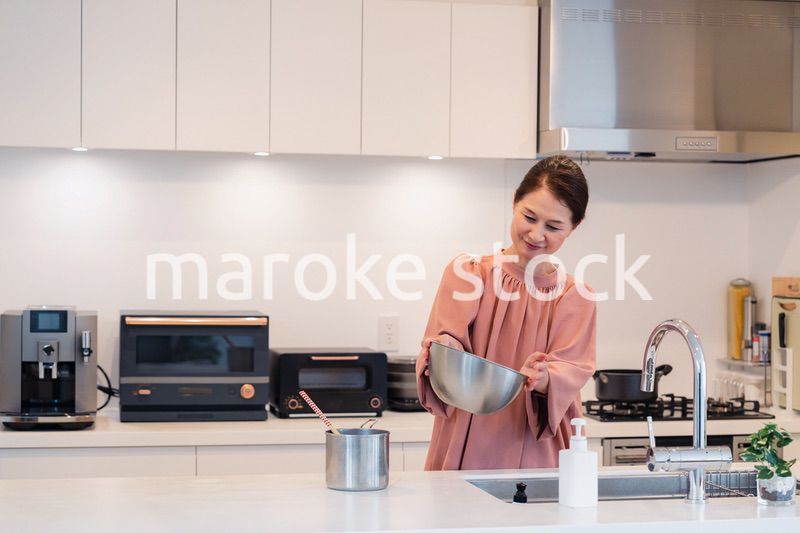 キッチンで料理をするシニアの女性