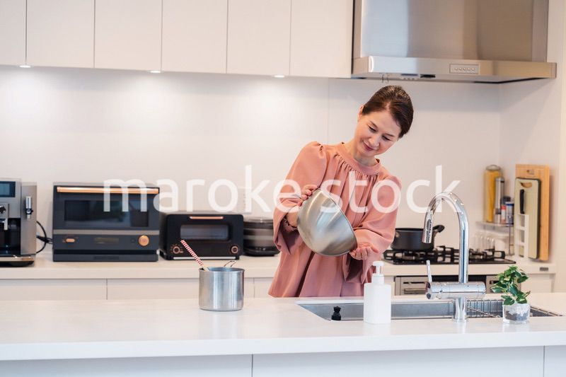 キッチンで料理をするシニアの女性