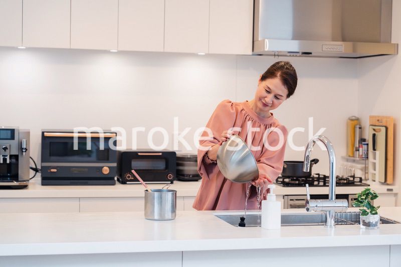 キッチンで料理をするシニアの女性