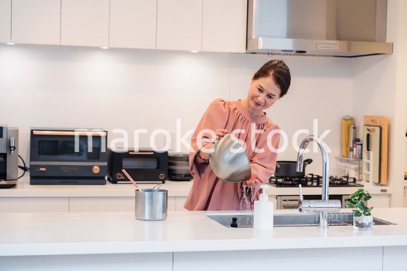 キッチンで料理をするシニアの女性