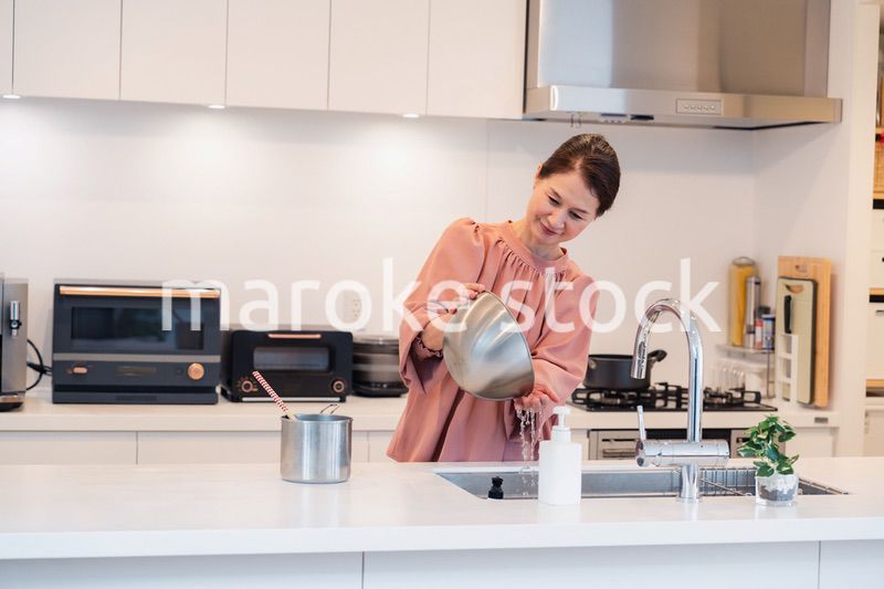 キッチンで料理をするシニアの女性