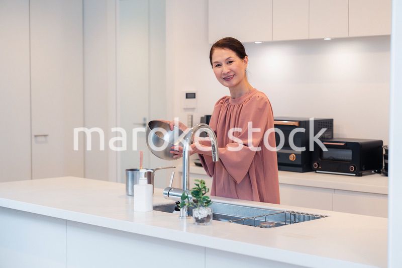 キッチンで料理をするシニアの女性