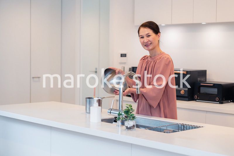 キッチンで料理をするシニアの女性