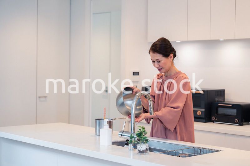 キッチンで料理をするシニアの女性